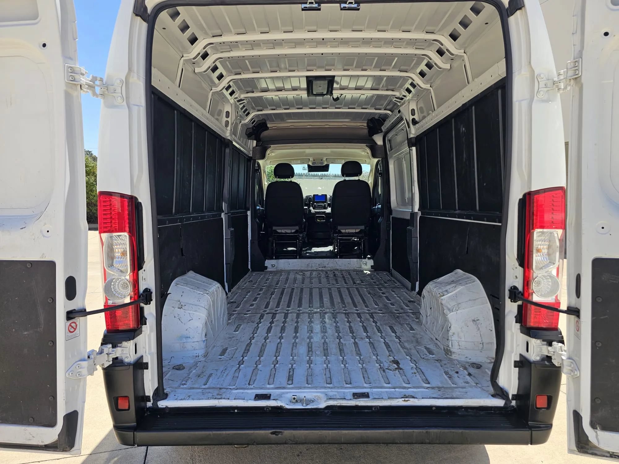 Used 2025 RAM ProMaster 2500 w/ Convenience Group FWD image 10