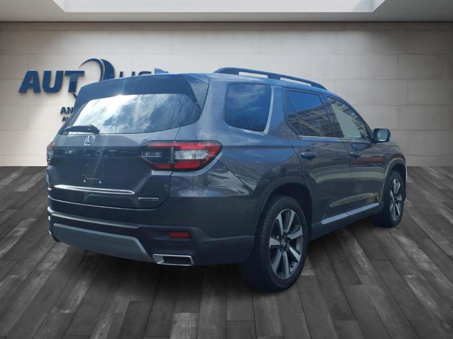 Used 2023 Honda Pilot Touring image 4