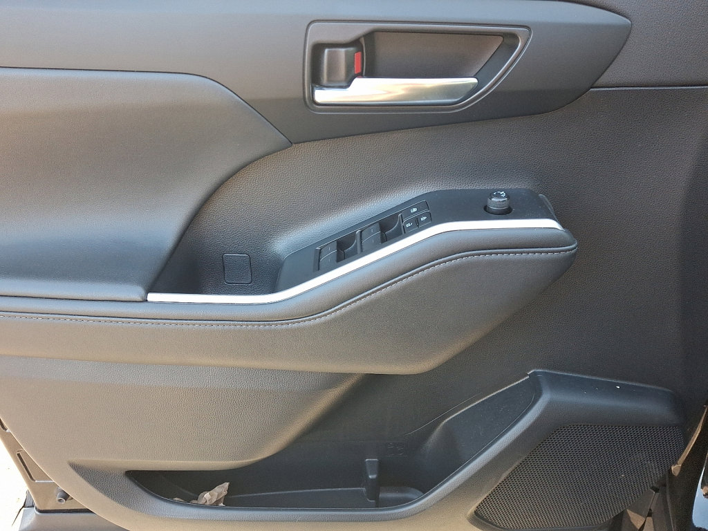 Used 2023 Toyota Highlander XLE image 23