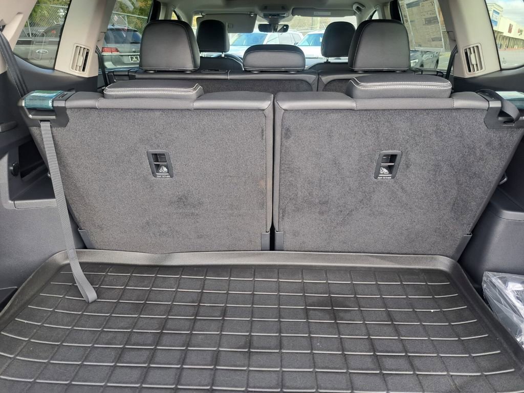 Used 2025 Volkswagen Atlas SE image 29