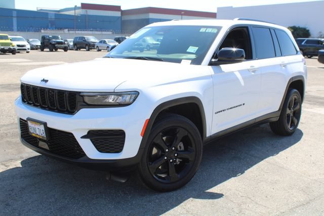 Used 2025 Jeep Grand Cherokee Altitude RWD image 11