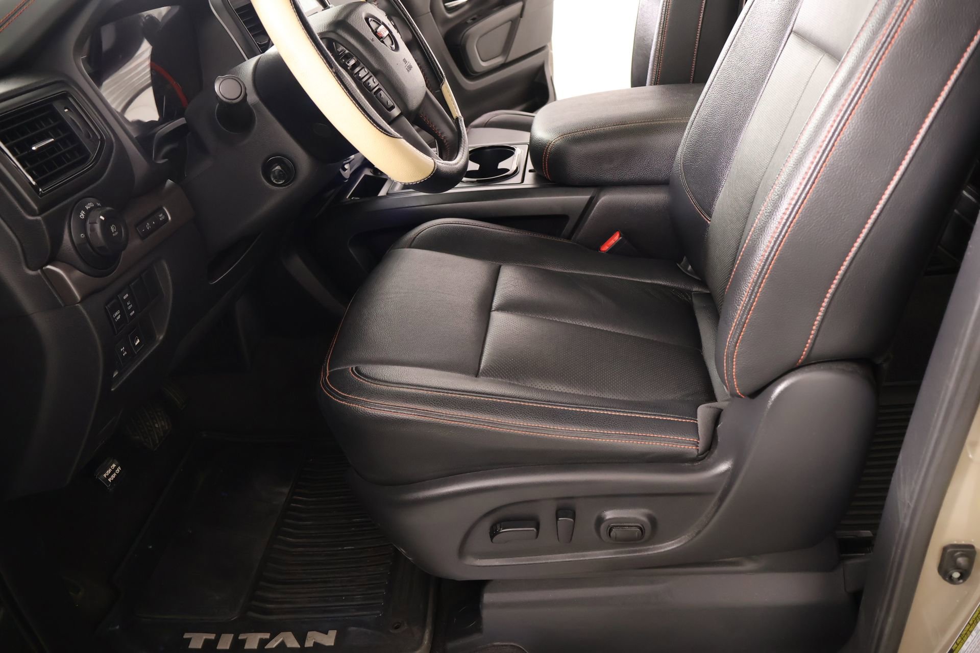Used 2021 Nissan Titan PRO-4X w/ Pro-4x Convenience Package AWD/4WD image 12