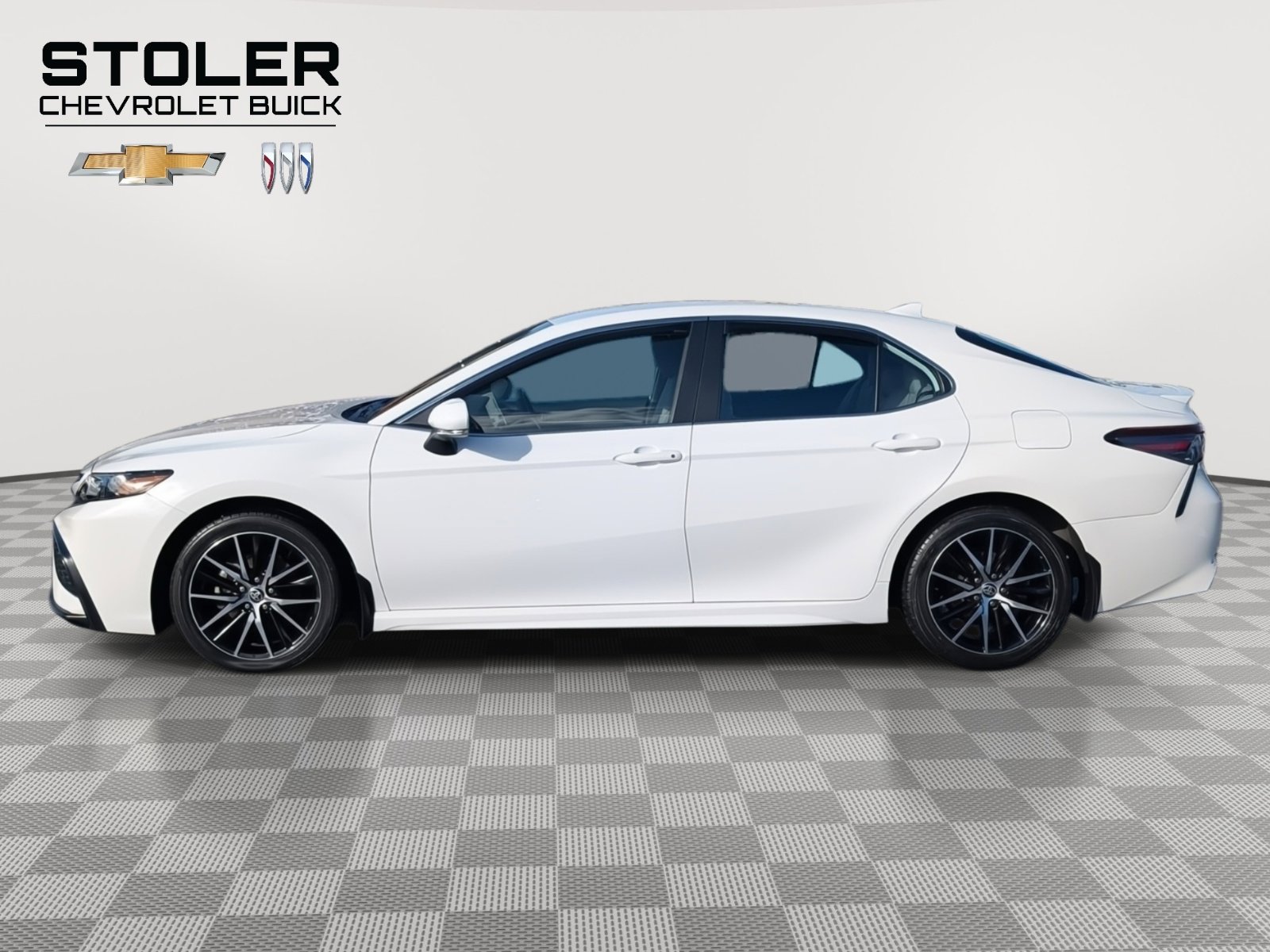 Used 2022 Toyota Camry SE image 2