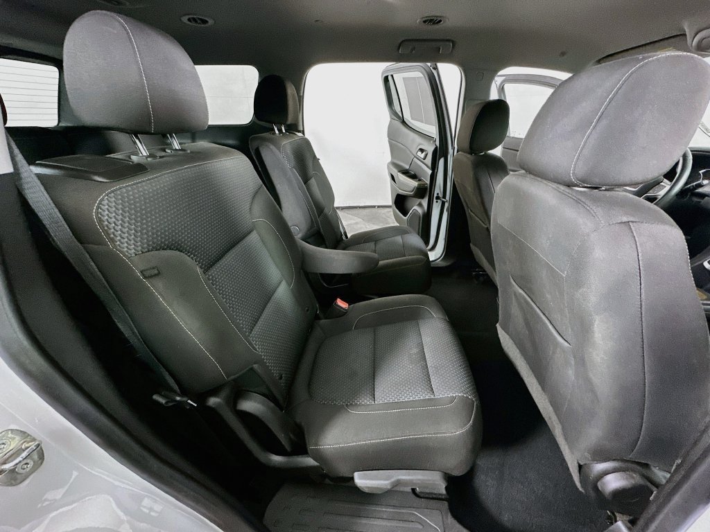 Used 2023 GMC Acadia SLE FWD image 12