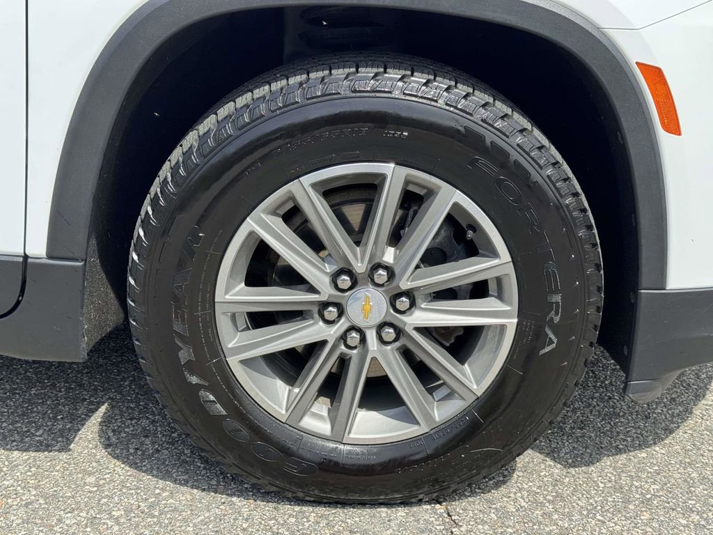 Used 2023 Chevrolet Traverse LT image 28