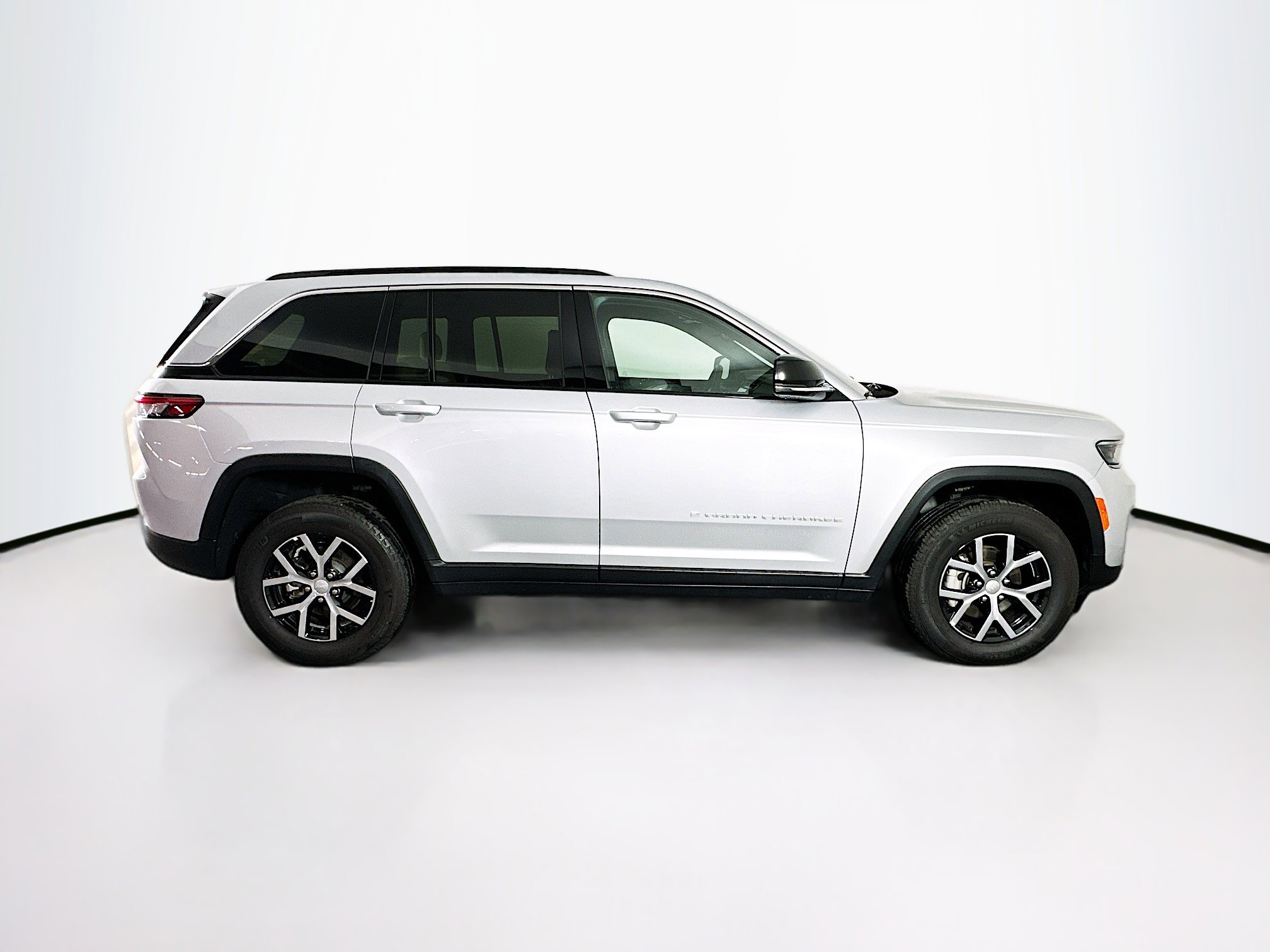 Used 2024 Jeep Grand Cherokee Limited image 10