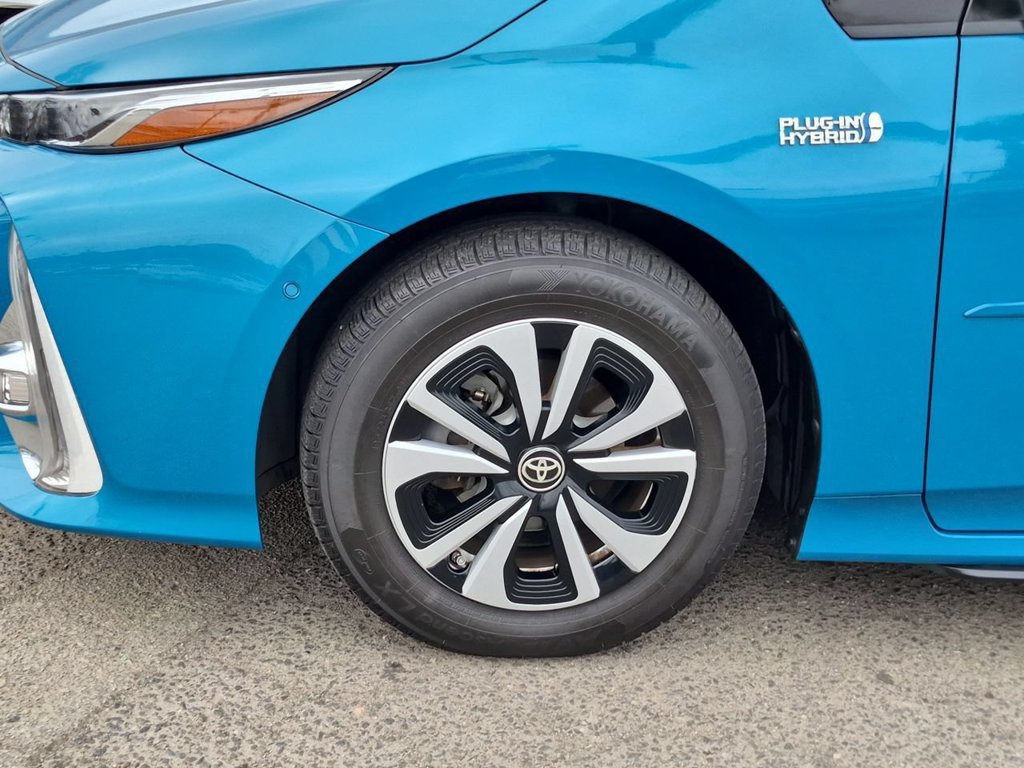 Used 2017 Toyota Prius Prime Advanced w/ Carpet Mat Package FWD image 32