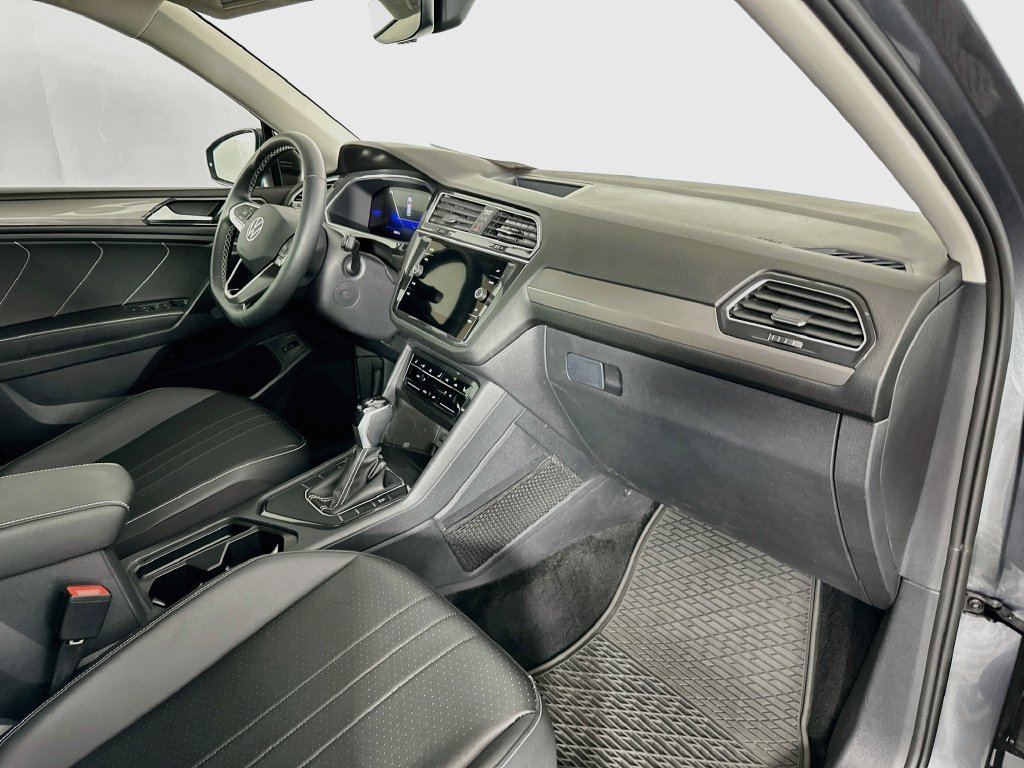 Used 2023 Volkswagen Tiguan SE w/ Panoramic Sunroof Package FWD image 37