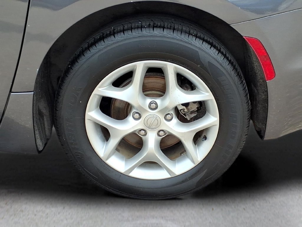 Used 2017 Chrysler Pacifica Touring-L Plus w/ Tire & Wheel Group FWD image 7