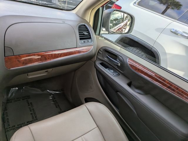 Used 2014 Chrysler Town & Country Touring image 15