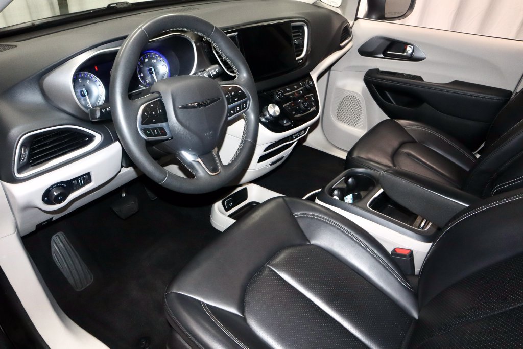Used 2023 Chrysler Pacifica Touring-L FWD image 24