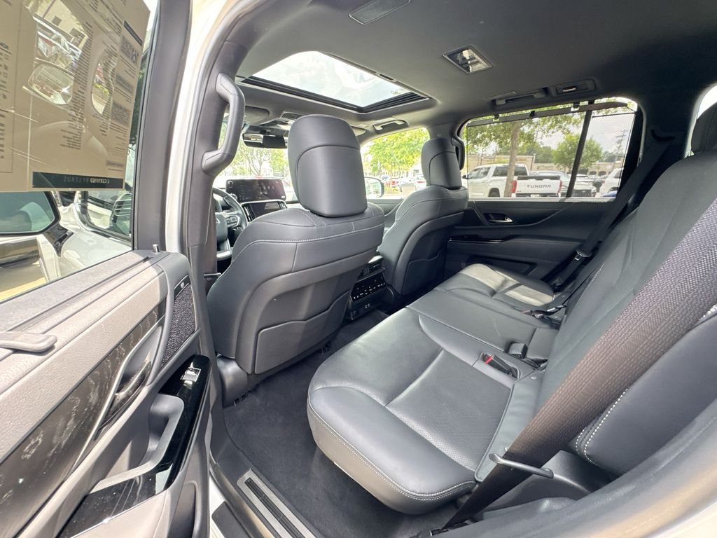 Used 2024 Lexus LX 600 4WD w/ Luxury Package image 32