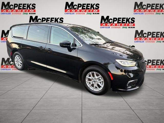 Used 2024 Chrysler Pacifica Touring-L FWD image 7
