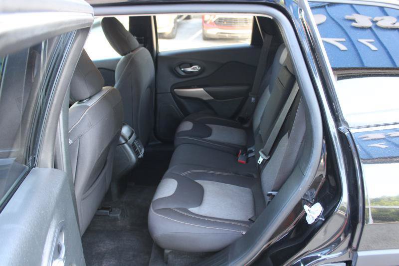 Used 2017 Jeep Cherokee Sport FWD image 12