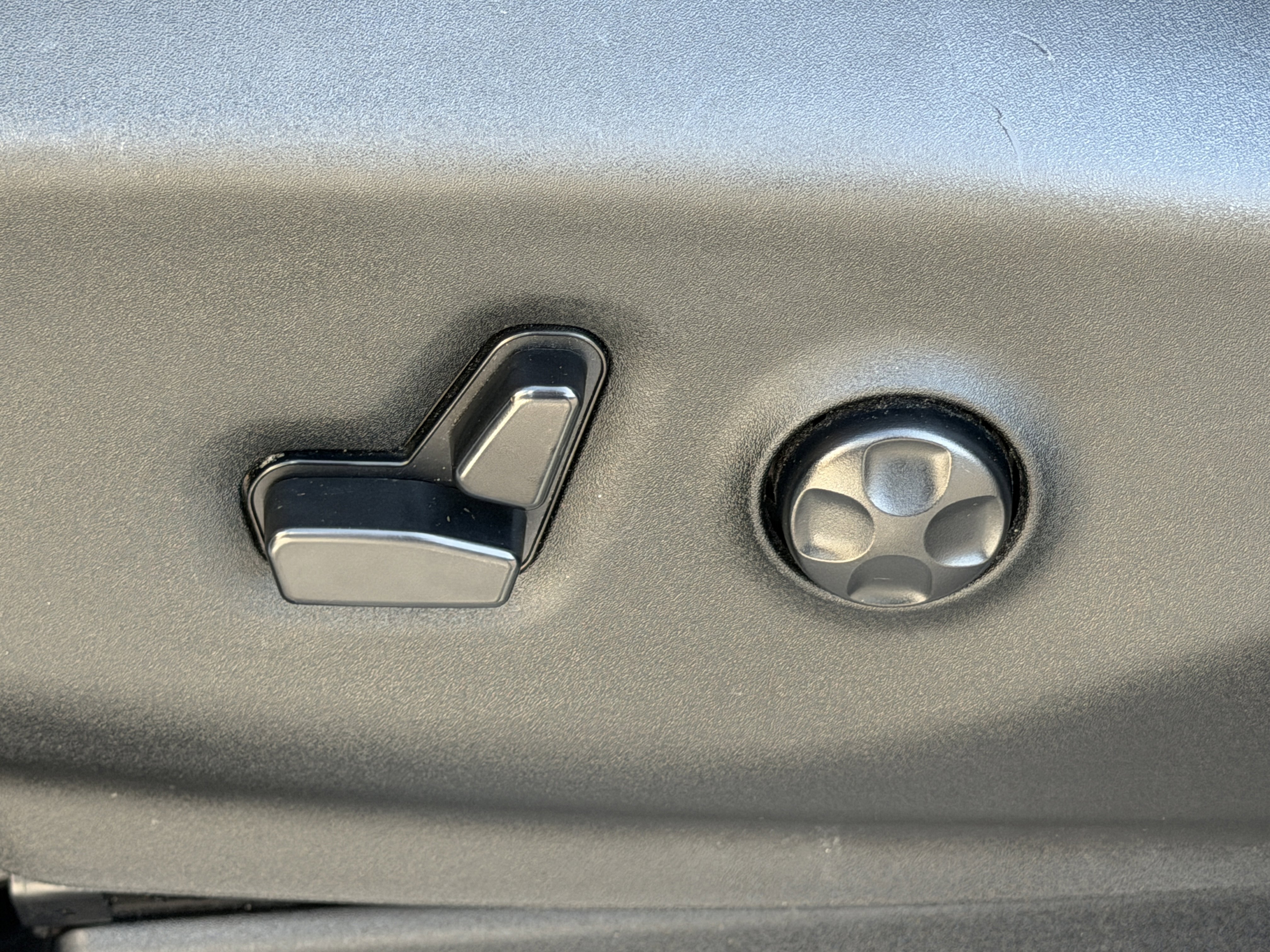 Used 2017 Chrysler Pacifica Touring-L image 12