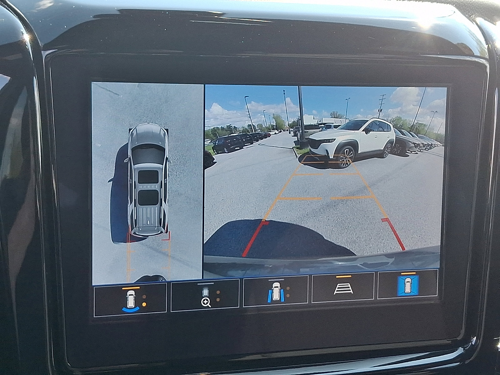 Used 2023 Chevrolet Traverse LT w/ Rear Camera Mirror Package image 19
