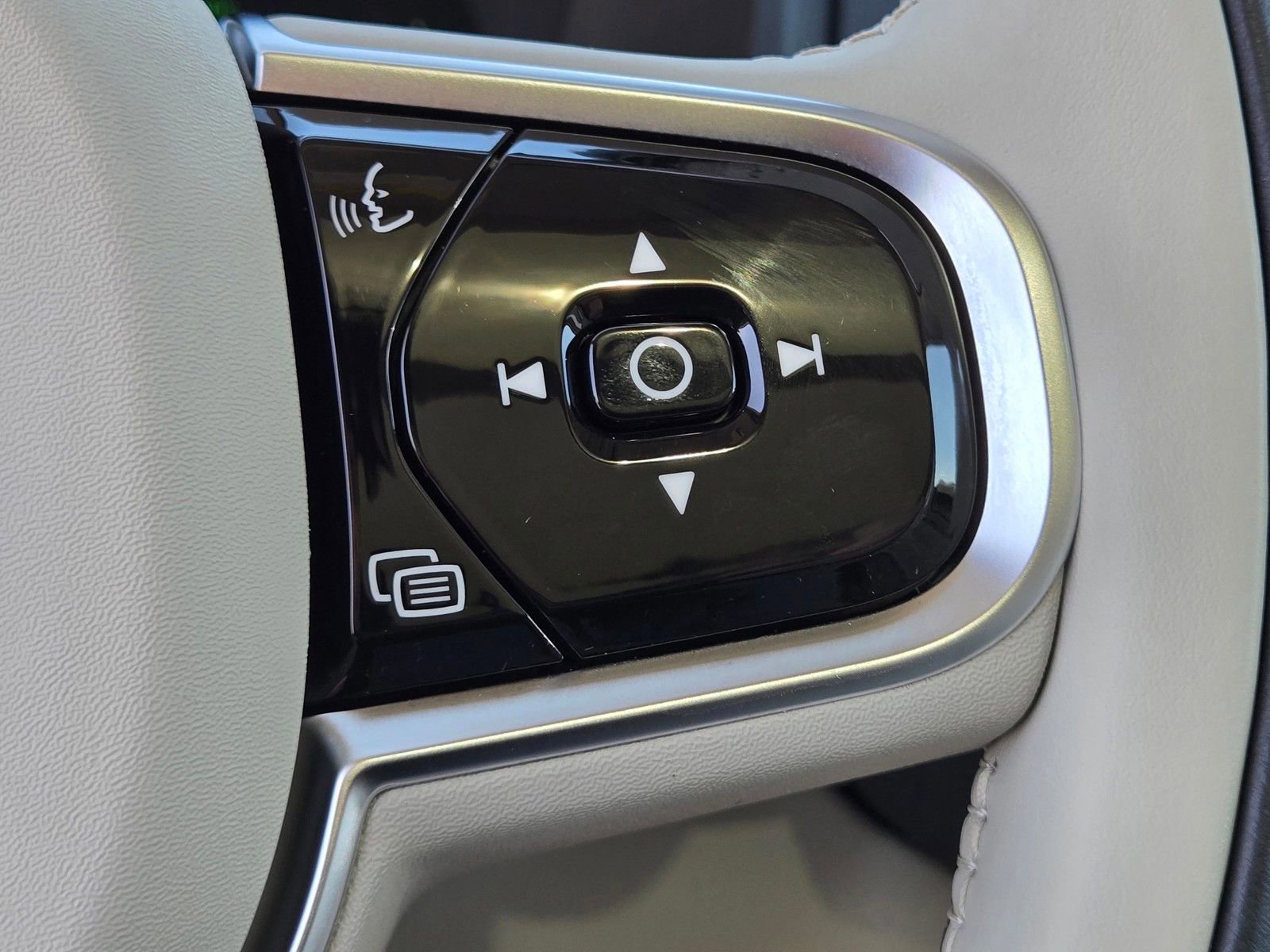 Certified 2025 Volvo XC90 T8 Plus w/ Protection Package Premier AWD/4WD image 26