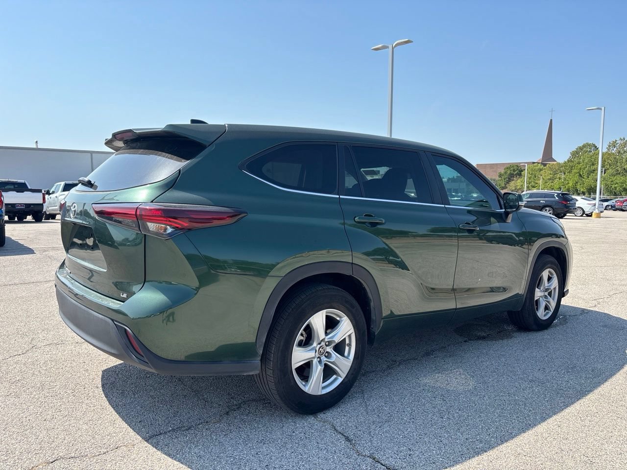 Used 2024 Toyota Highlander LE FWD image 4