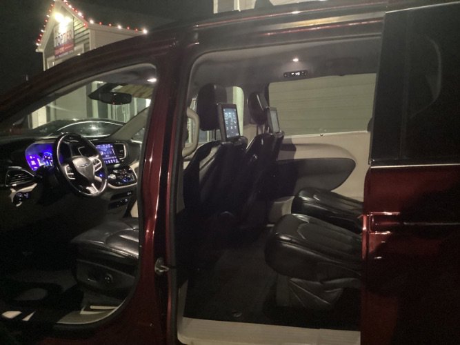 Used 2018 Chrysler Pacifica Touring-L Plus w/ Tire & Wheel Group image 8