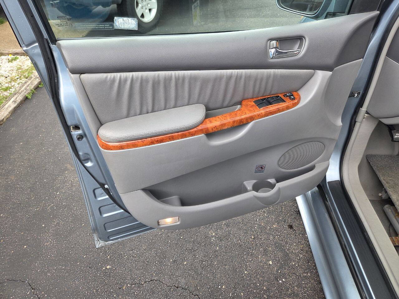 Used 2010 Toyota Sienna FWD image 14