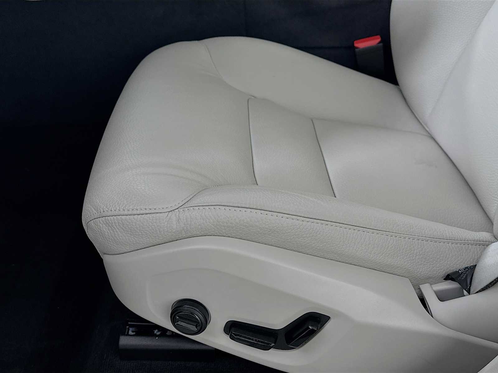 Used 2025 Volvo XC60 T8 Core w/ Protection Package Premier image 18