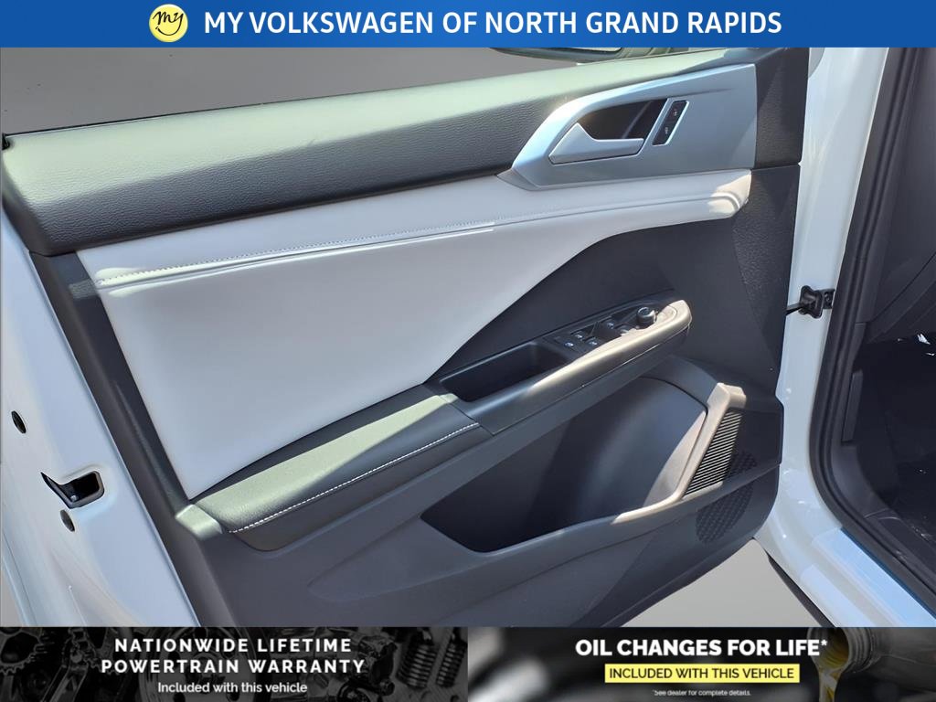 New 2025 Volkswagen Taos SE image 7