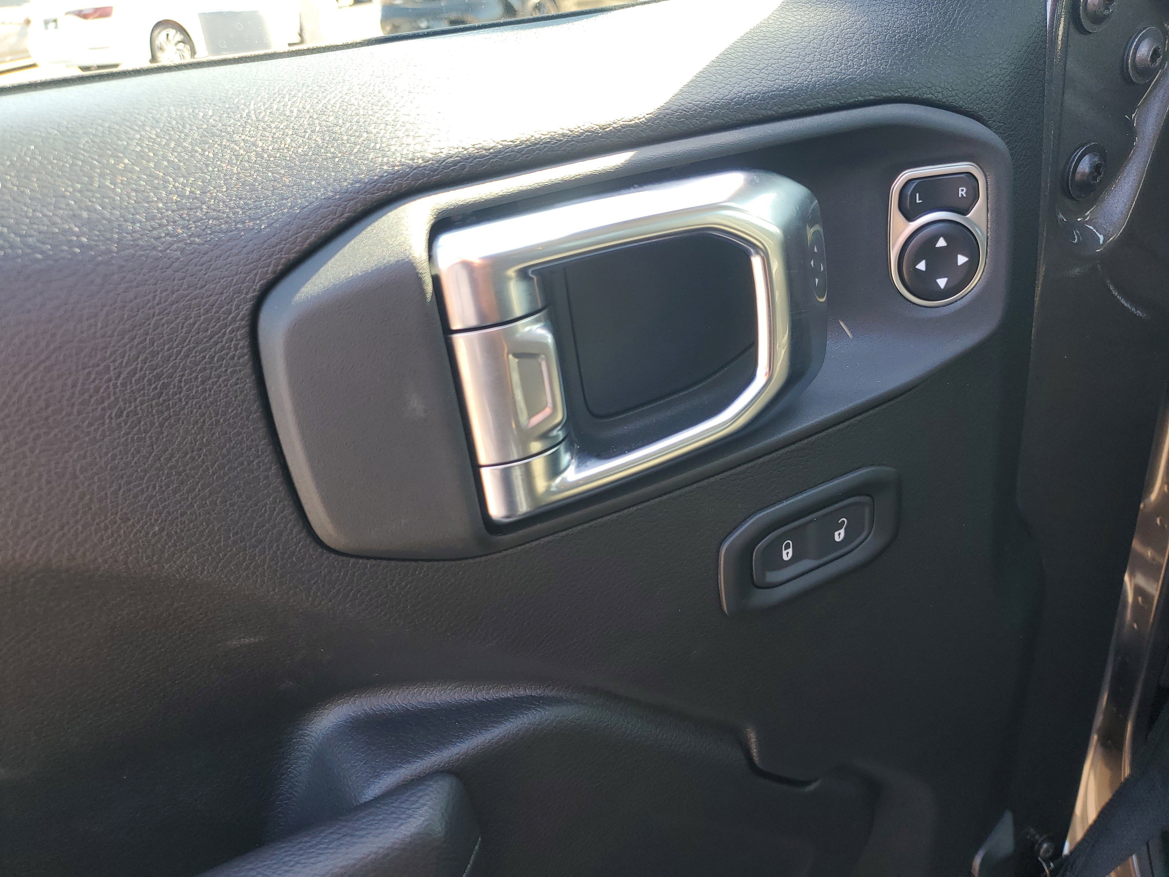 Used 2025 Jeep Wrangler Unlimited Rubicon w/ Convenience Group AWD/4WD image 9