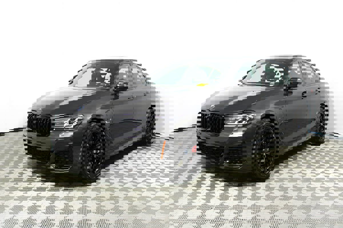 Used 2023 BMW 530e 530e w/ M Sport Package image 3