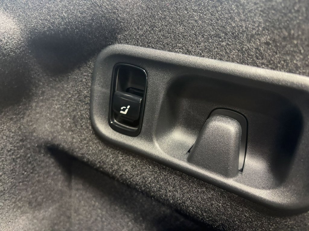 Used 2025 Mercedes-Benz C 43 AMG 4MATIC Sedan image 33