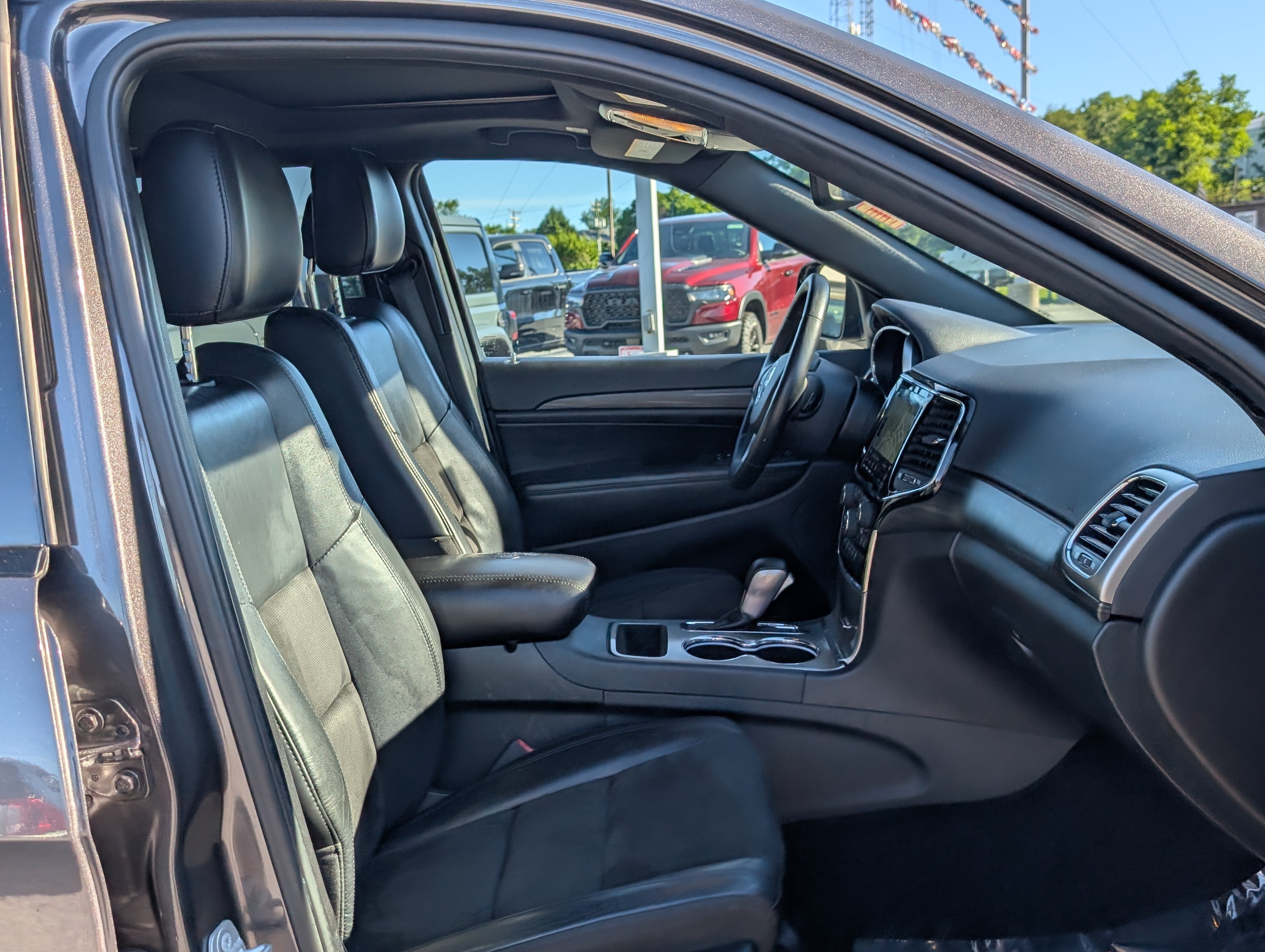 Used 2020 Jeep Grand Cherokee Altitude AWD/4WD image 10