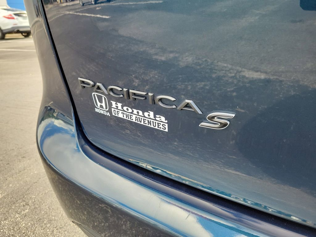 Used 2022 Chrysler Pacifica Touring-L w/ S Appearance Package image 9