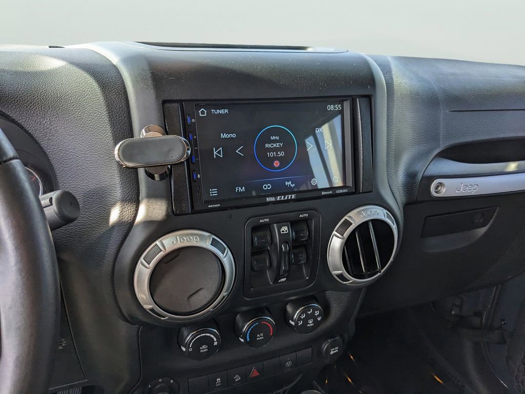 Used 2016 Jeep Wrangler Unlimited Rubicon w/ Connectivity Group AWD/4WD image 19