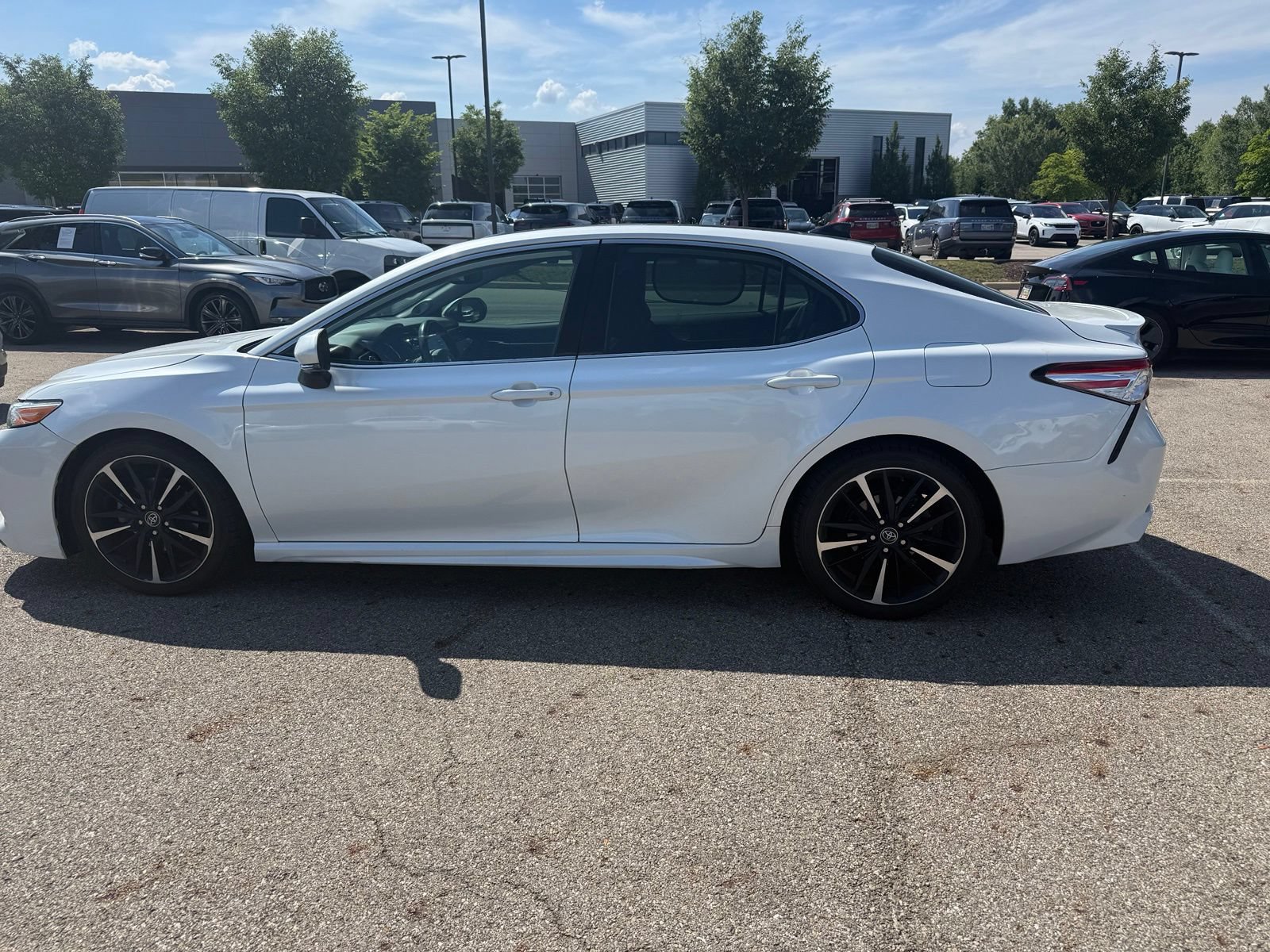 Used 2020 Toyota Camry XSE FWD image 8