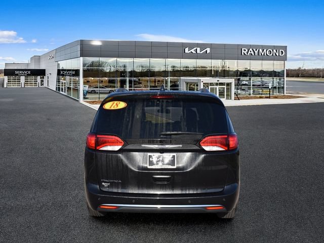 Used 2018 Chrysler Pacifica Touring-L Plus FWD image 4