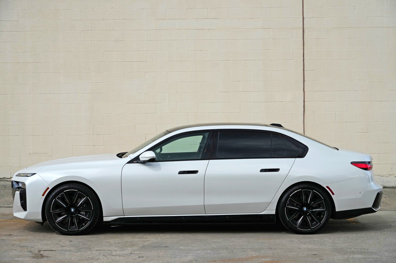 Used 2023 BMW i7 xDrive60 w/ Executive Package 2 AWD/4WD image 61