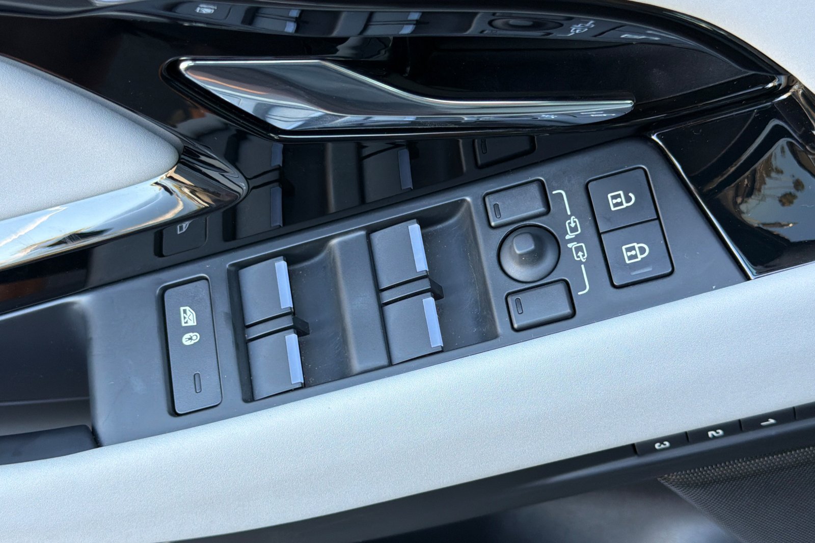 Used 2025 Land Rover Range Rover Evoque S AWD/4WD image 16