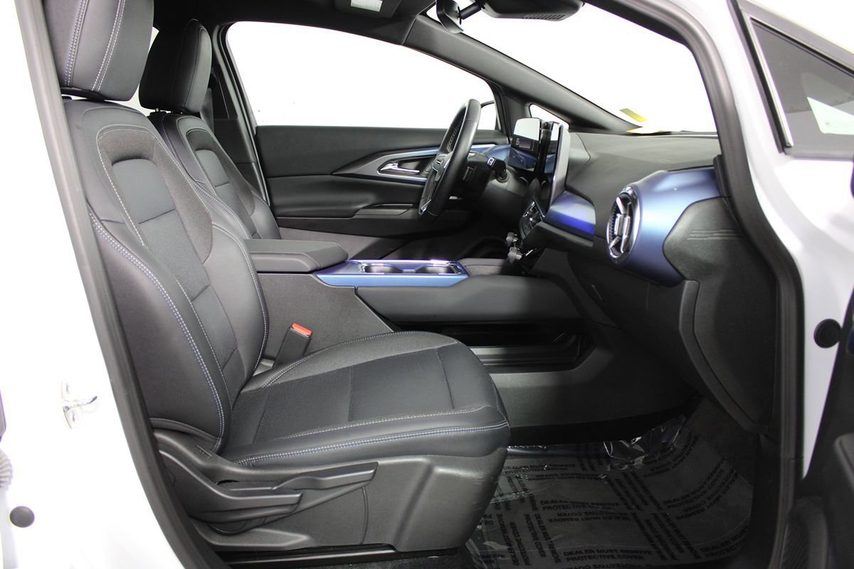 Used 2025 Chevrolet Equinox EV LT w/ Convenience Package image 12