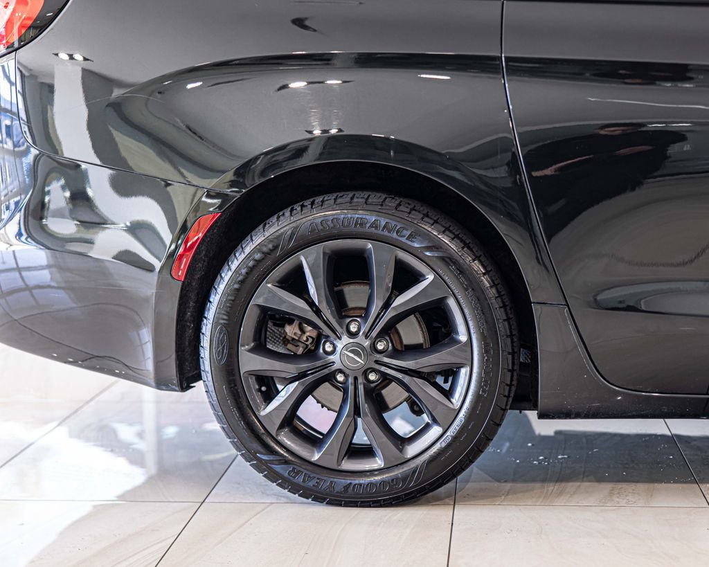 Used 2019 Chrysler Pacifica Touring Plus w/ S Appearance Package FWD image 11