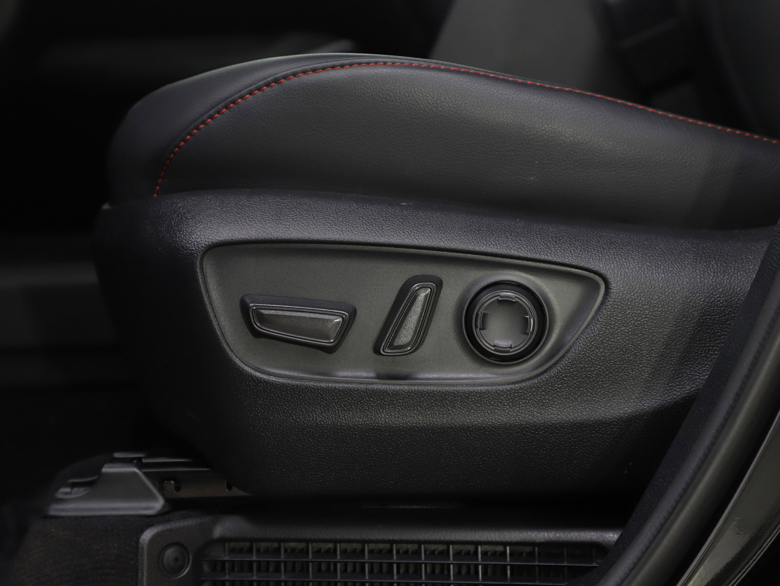 Used 2025 Toyota Sienna XSE image 24