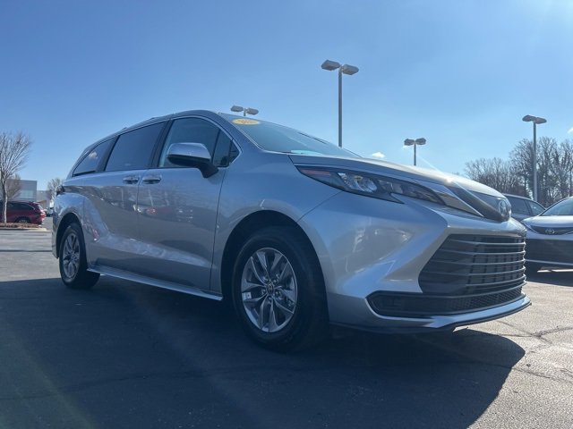 Used 2025 Toyota Sienna LE image 3