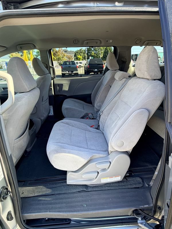 Used 2017 Toyota Sienna LE FWD image 12