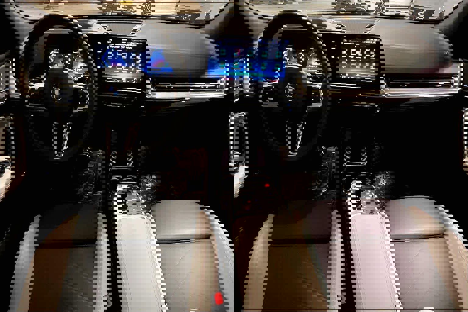 Certified 2025 BMW X2 xDrive28i w/ Technology Package image 15