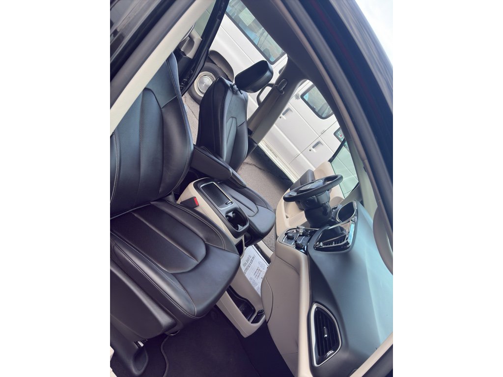 Used 2024 Chrysler Pacifica Touring-L FWD image 8