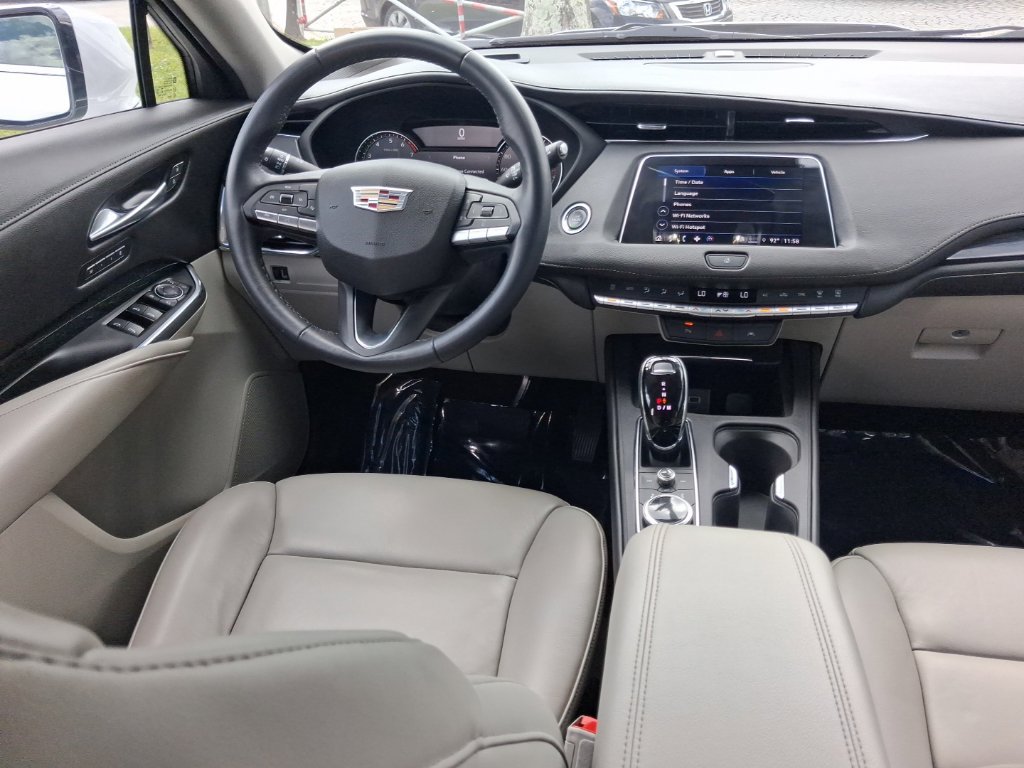 Used 2023 Cadillac XT4 Premium Luxury FWD image 9