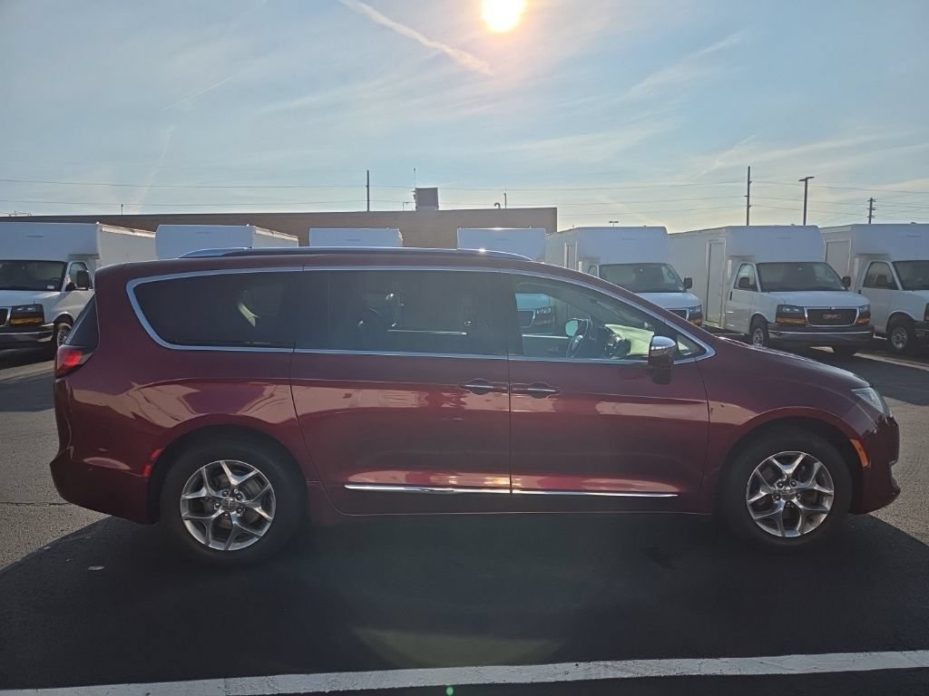 Used 2017 Chrysler Pacifica Limited w/ UConnect Theater Package FWD image 4