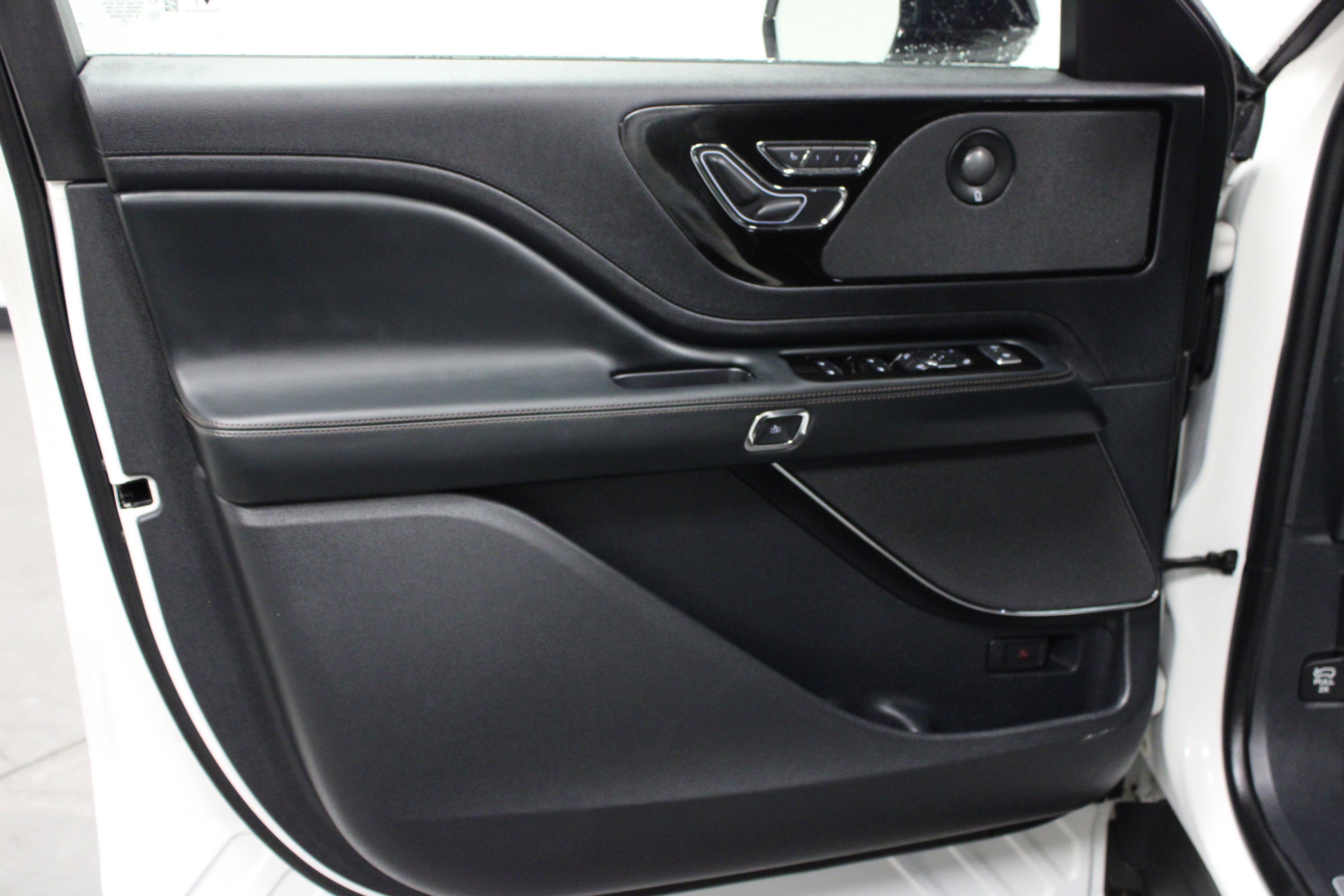 Used 2025 Lincoln Aviator AWD w/ Equipment Group 101A image 11