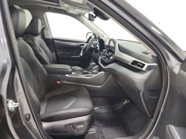 Used 2023 Toyota Highlander Platinum image 17
