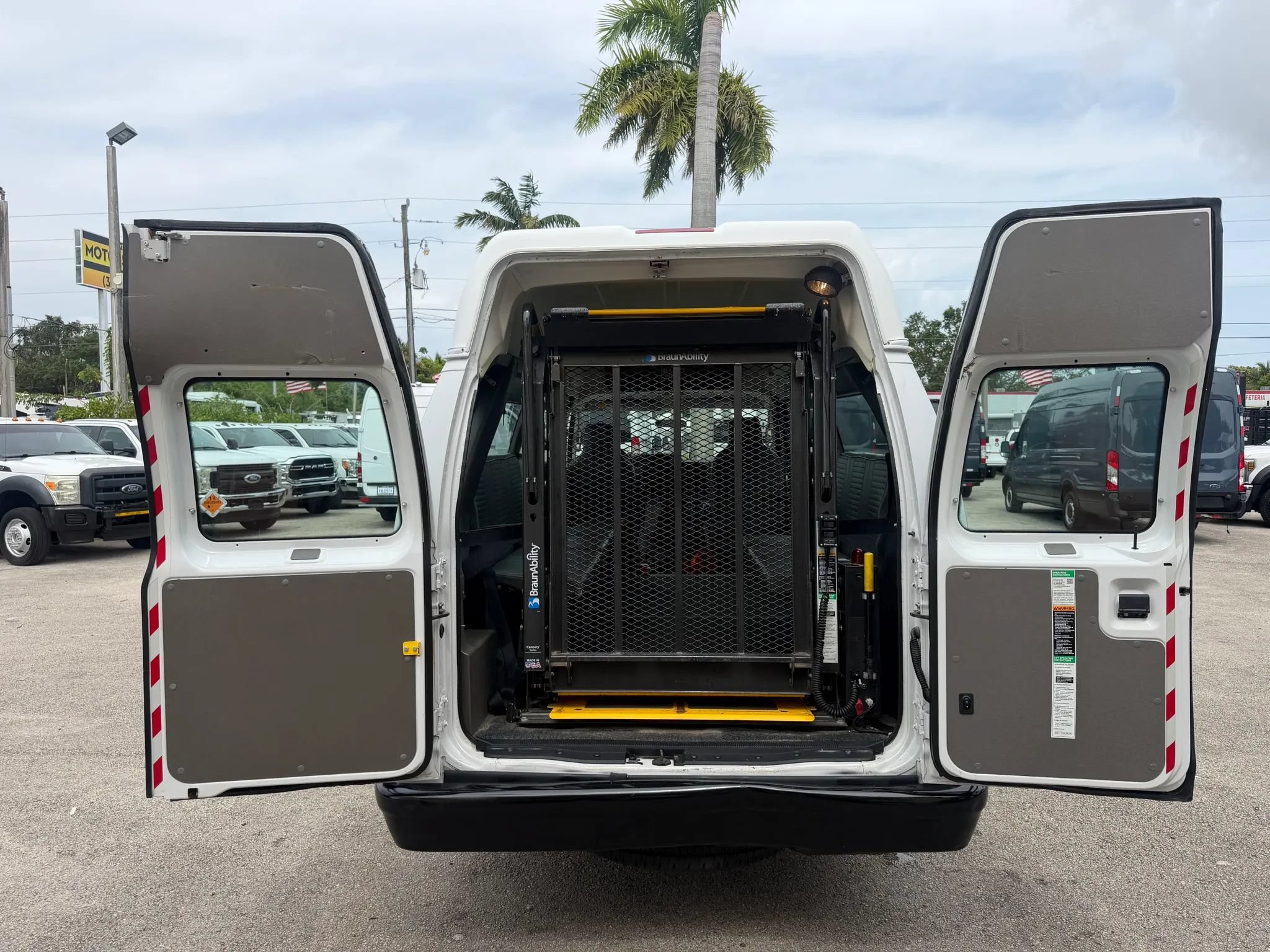 Used 2014 Ford E-250 and Econoline 250 Extended w/ Power Group RWD image 6