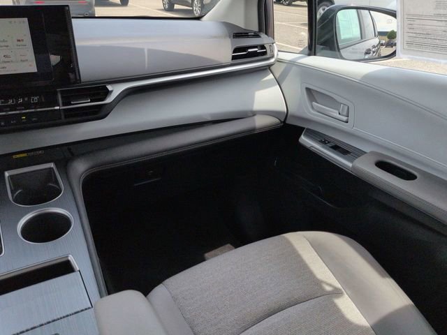 Certified 2025 Toyota Sienna LE FWD image 17
