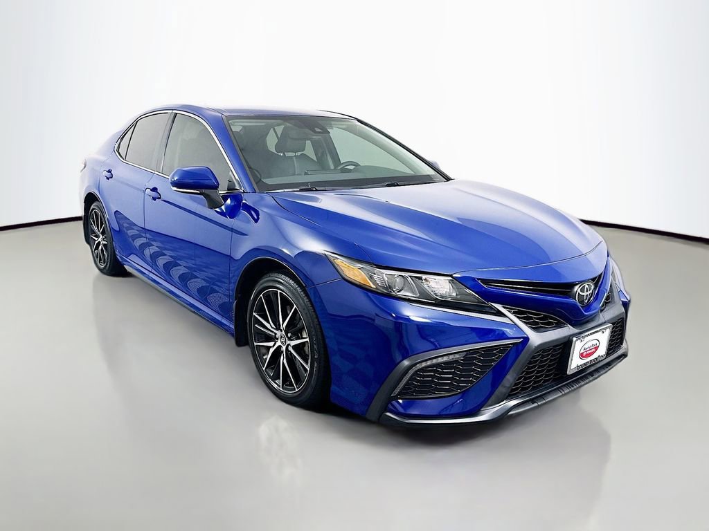 Used 2023 Toyota Camry SE image 3
